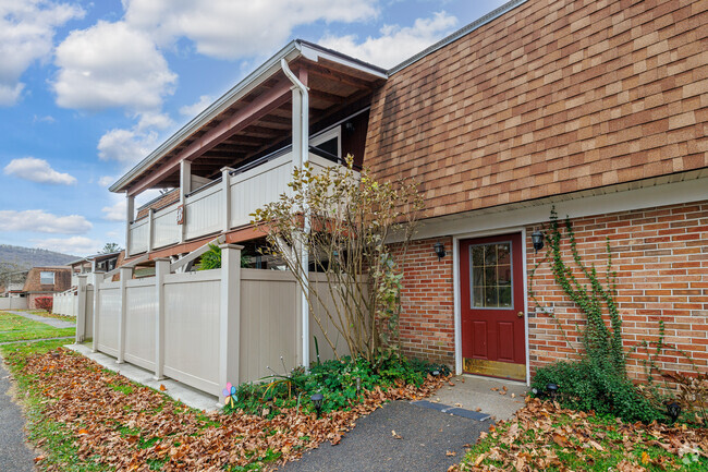 Building Photo - Squires Apartments