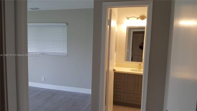 Building Photo - 1020 NW 88th Ave