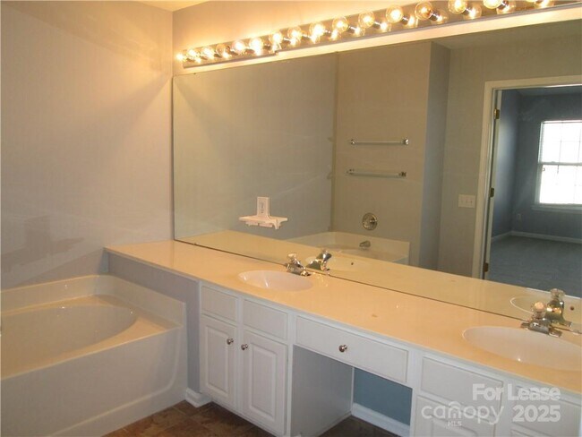 Building Photo - 8807 Ormeau Dr