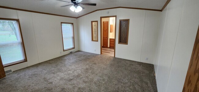 Building Photo - Nice, large, mobile home on outskirts of T...