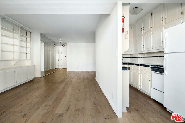 Building Photo - 999 N Doheny Dr