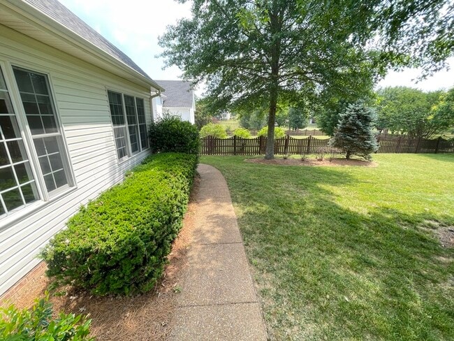 Building Photo - Wynbrooke home with large backyard, 2 car ...