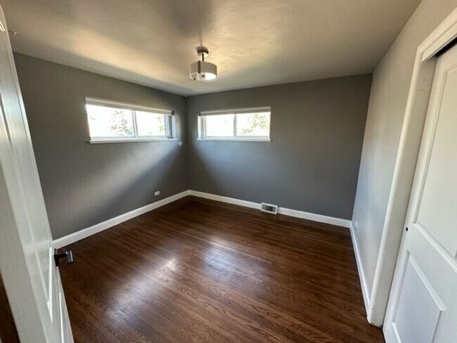 Building Photo - 4BR SFR w/Garage, Updated Kitchen - Deck & Yard in Englewood