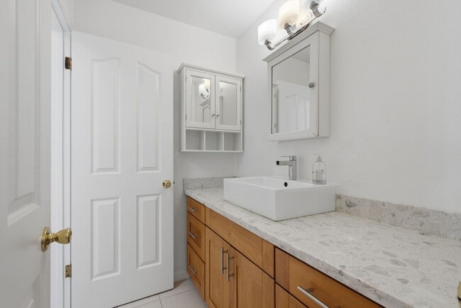 Building Photo - Top-Floor 3BR in Duplex Near BART | Vaulted Ceilings | In-Unit Laundry | Garage Parking