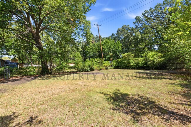 Building Photo - 1752 N Old Manor Rd