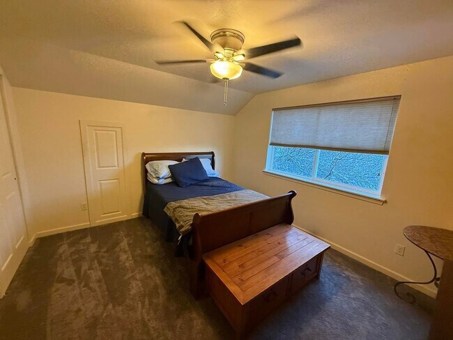 Building Photo - 3 Bedroom & 2 Bath Home with 2 Car Garage....