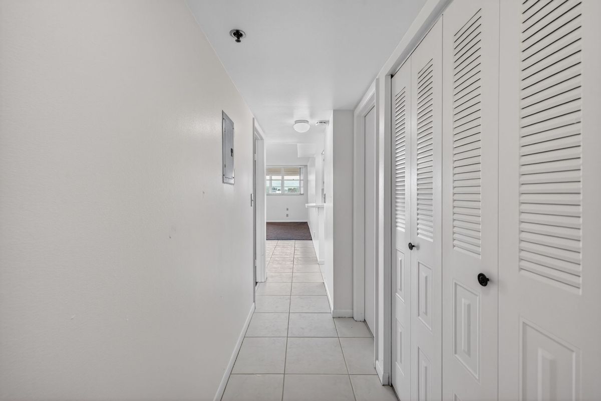 Building Photo - 3100 W Rolling Hills Cir