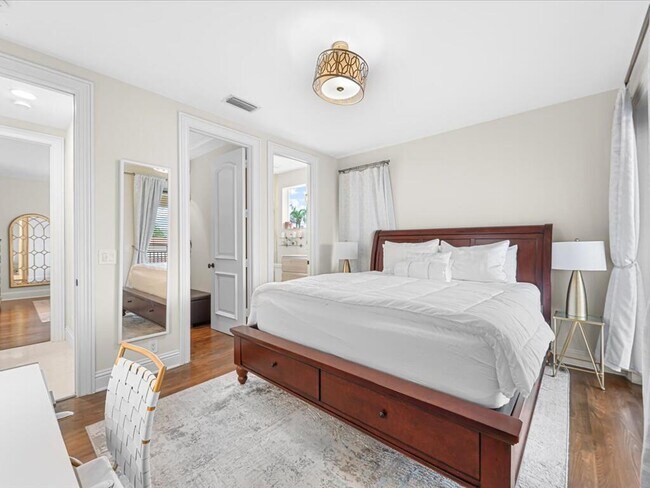 Building Photo - 3030 NE 45th St