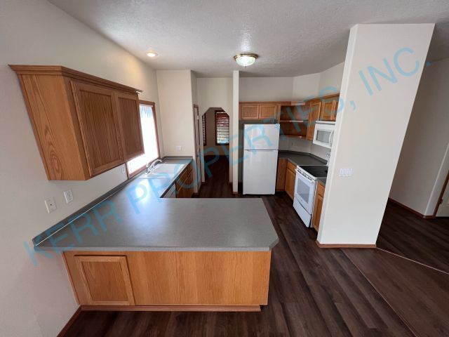 Building Photo - Charming 3-Bedroom Fairview Retreat with Spacious 1611 Sq Ft Living Space & 2 Full Baths!