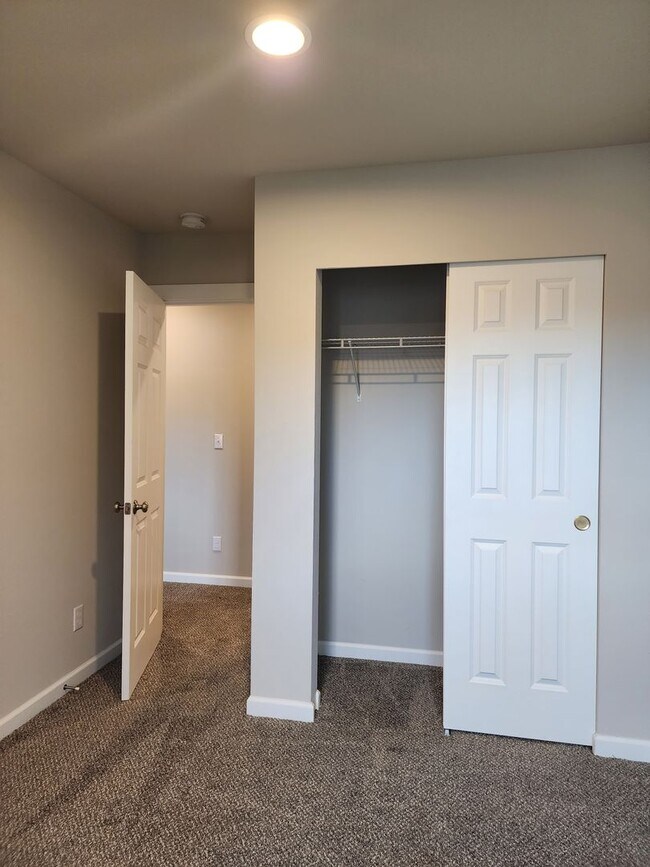 Building Photo - 15603 View Dr Ct SE