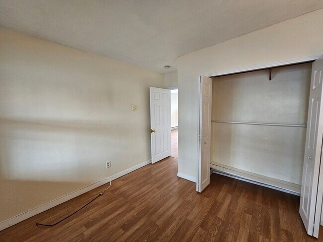 Building Photo - 464 Meridian St