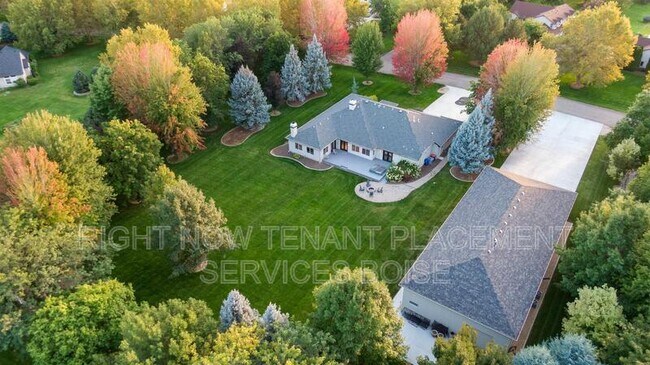 Building Photo - 1646 N Chaucer Way