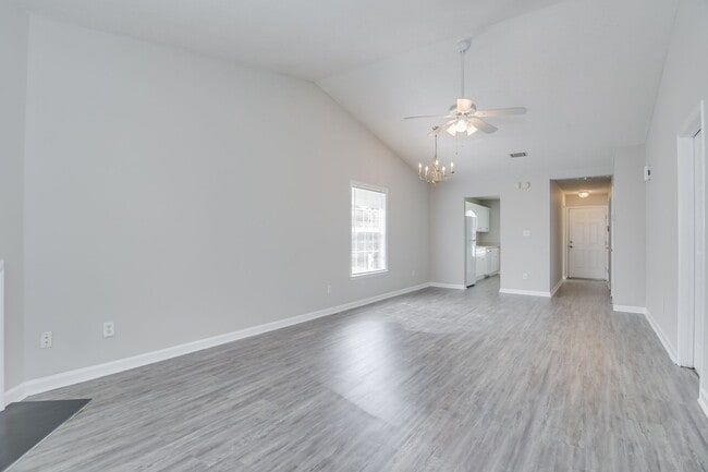 Building Photo - Updated 2 Bed 2 Bath Townhouse
