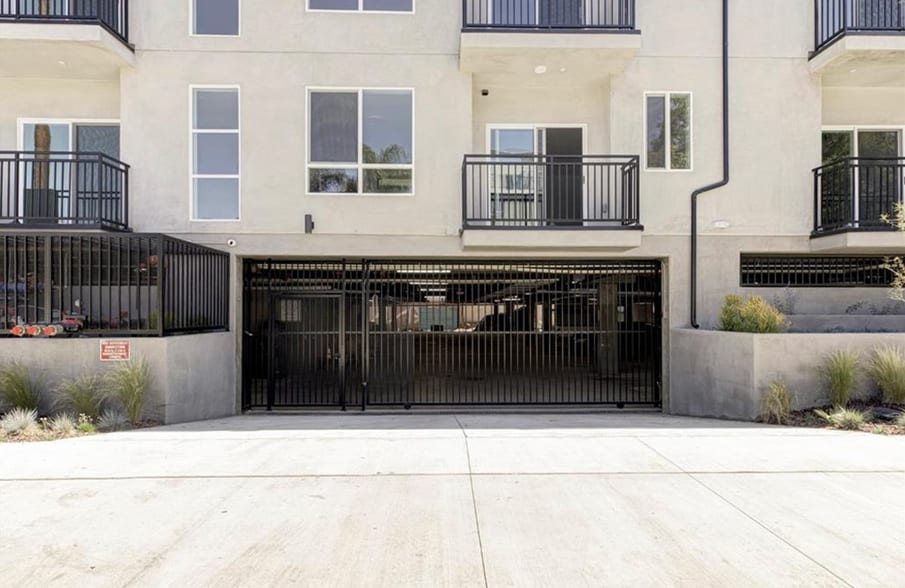 Building Photo - 14810 Delano St