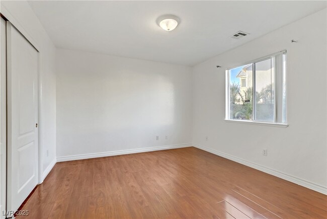 Building Photo - 7215 N Buttons Ridge Dr