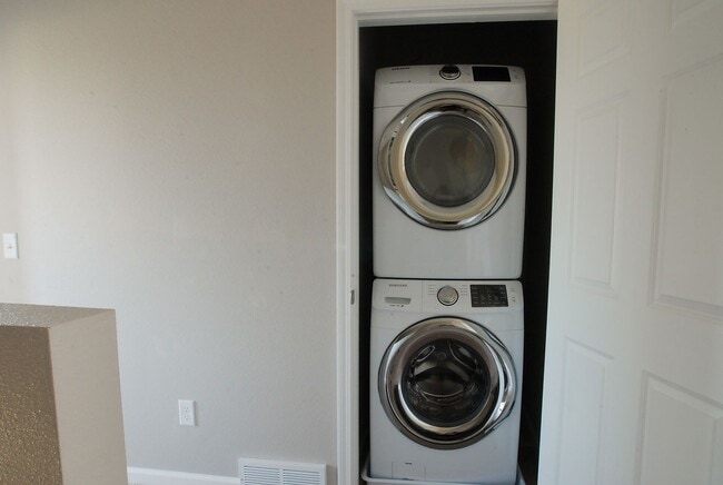 Building Photo - 3163 Sullivan Lp