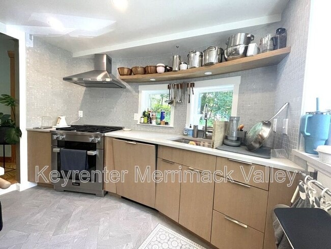 Building Photo - 44 River St