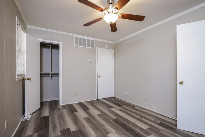 Building Photo - 2616 Shady Lawn Dr