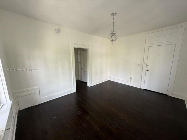 Building Photo - 124 Mendoza Ave