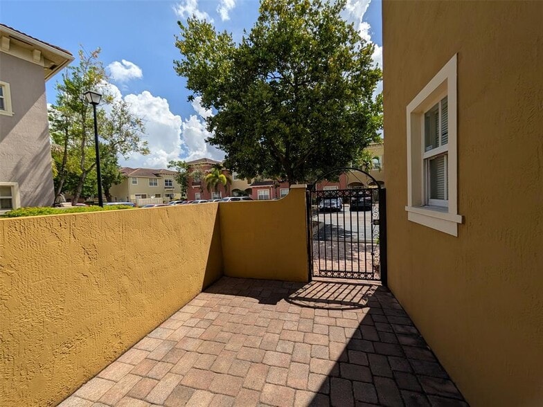 Building Photo - 2851 W Prospect Rd