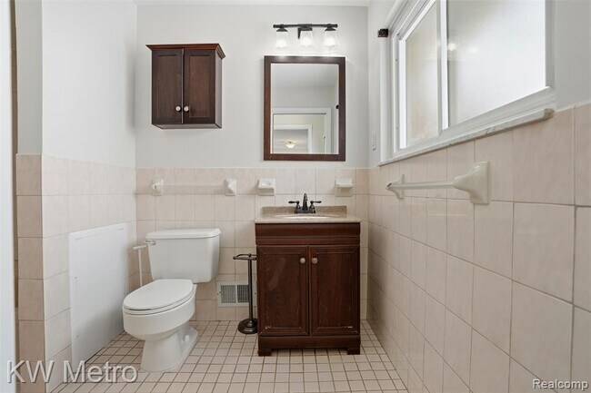 Building Photo - 1204 Montrose Ave