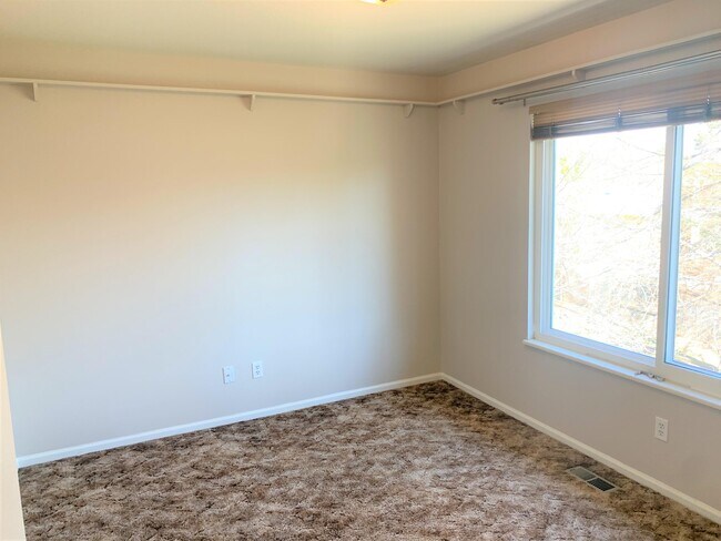 Building Photo - 3201 Wedgewood Ct
