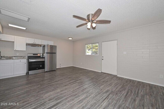 Building Photo - 730 E Siesta Dr