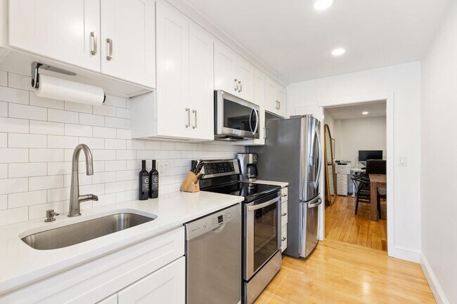 Building Photo - 2Br/1Bth Great location, Brookline line, Laundry in unit! Parking included!