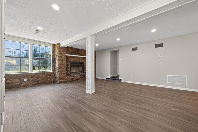 Building Photo - 1305 St Lawrence River Rd