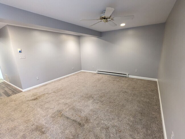 Building Photo - Beautifully maintained townhouse in Tuscar...