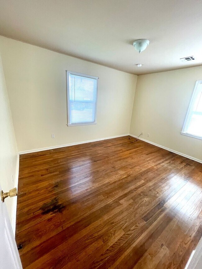 Building Photo - Charming Hideaway: 2BR Cozy House