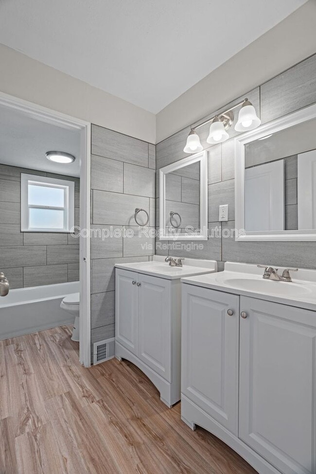 Building Photo - 9915 Castle Dr