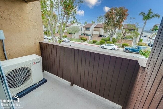 Building Photo - Charming 1Bdm 1Ba Condo in the Heart of Sa...