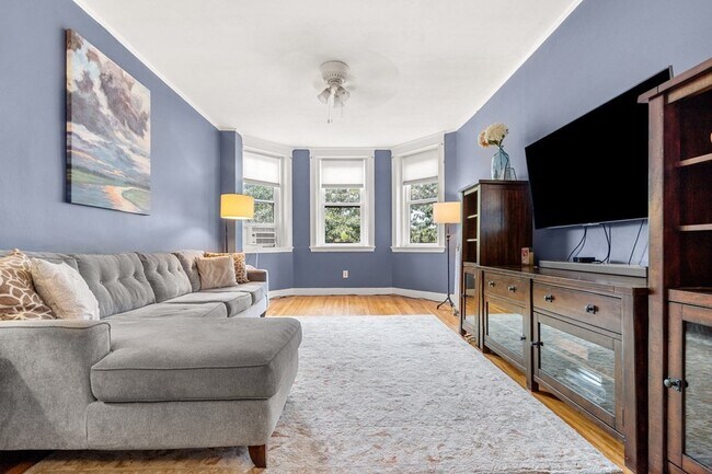 Building Photo - 376 Riverway