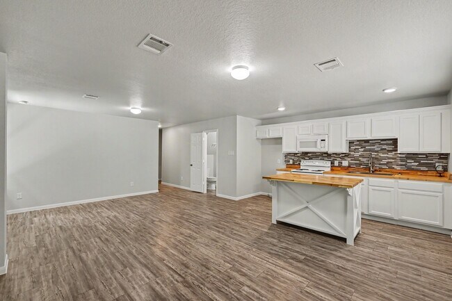 Building Photo - 16701 E Hammon