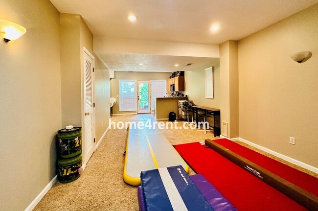 Building Photo - Beautiful Four Bedroom Home in a Quiet Neighborhood w/ an Updated Kitchen, Wood Floors, and a Fin...