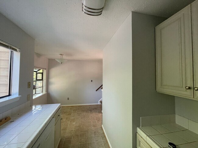 Building Photo - AWESOME TOWN HOME STEPS AWAY FROM BEACH ACCESS