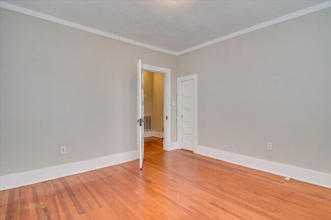 Building Photo - Cozy Cottage in Midtown!