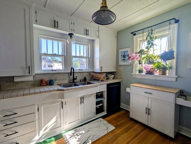 Kitchen - 609 Randall Ave