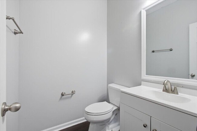 Building Photo - 3 Bedroom 2 Bathroom Home