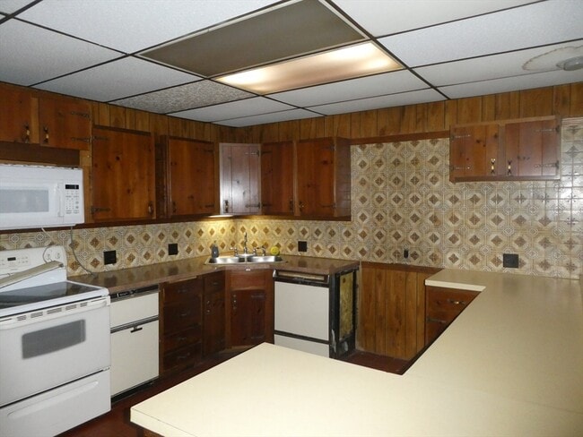 Building Photo - 13 N Main St