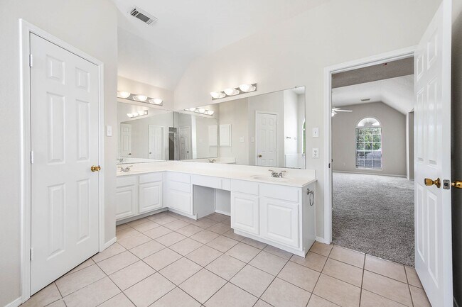 Building Photo - 7902 Feather Springs Dr