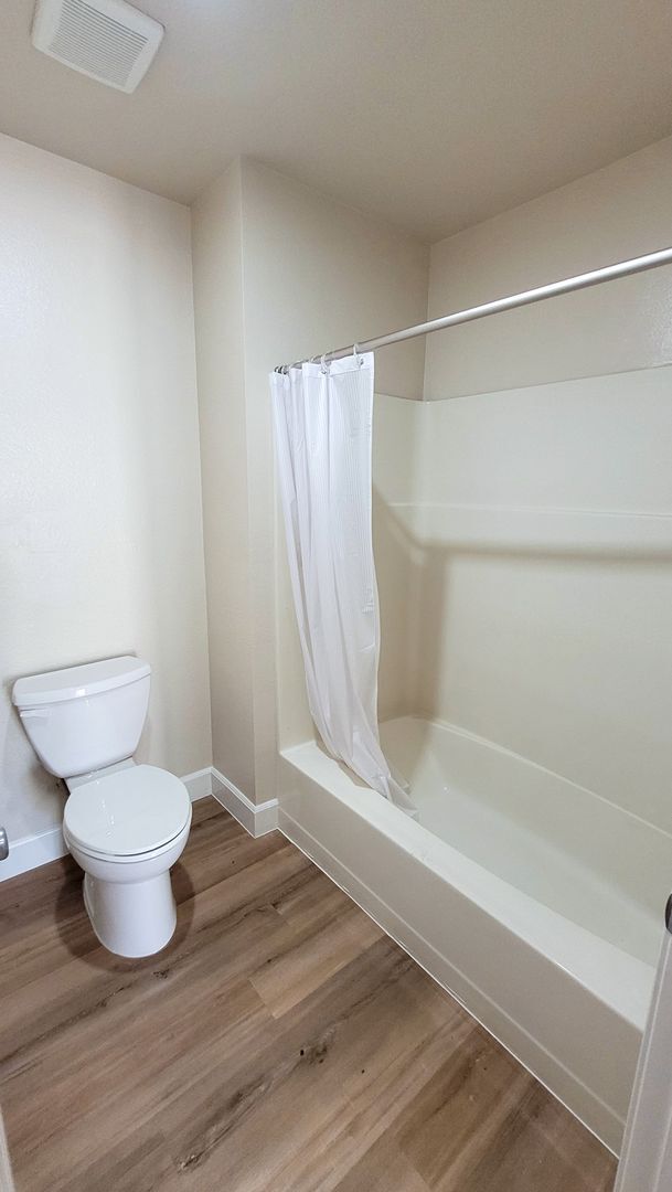 Building Photo - Beautifully Remodeled 3 Bed 3 Bath Townhou...