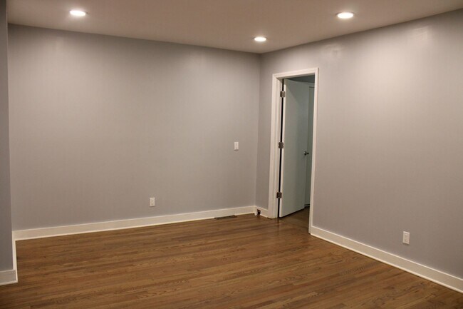 Building Photo - 1404 Woodside Dr W