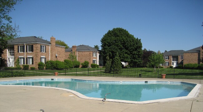 Building Photo - 426 N Fox Hills Dr
