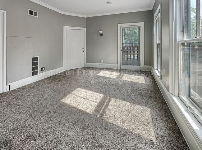 Building Photo - 642 Cherry St SE