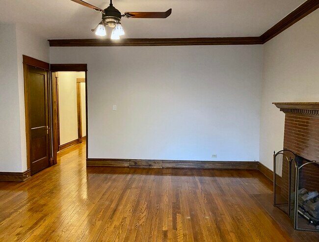 Building Photo - 909 W Gordon Terrace