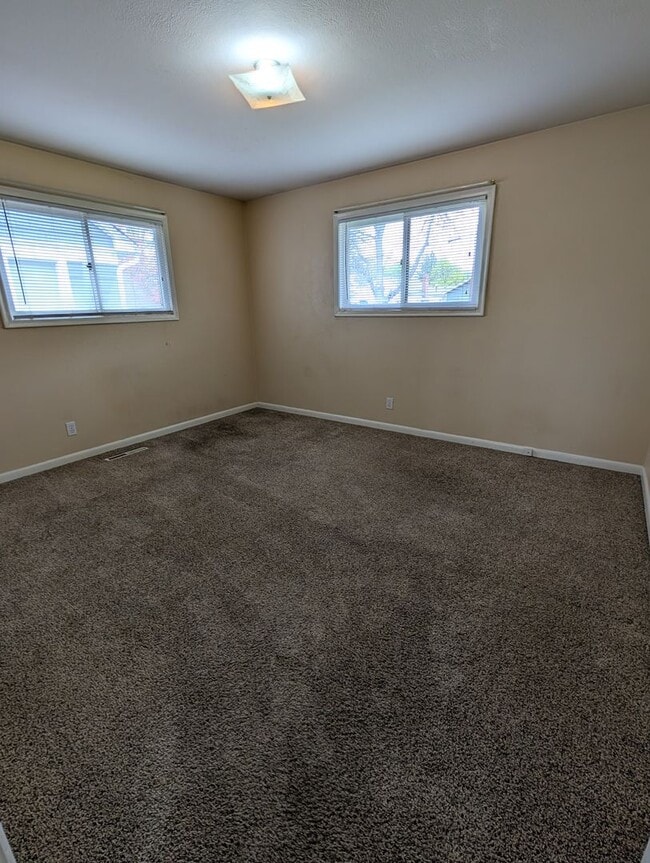 Building Photo - Spacious 3 Bedroom Normal Hill House with Large Garage