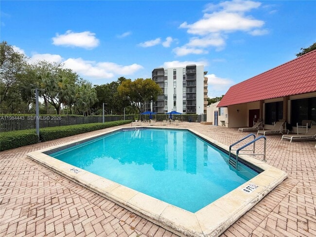 Building Photo - 3301 N Country Club Dr