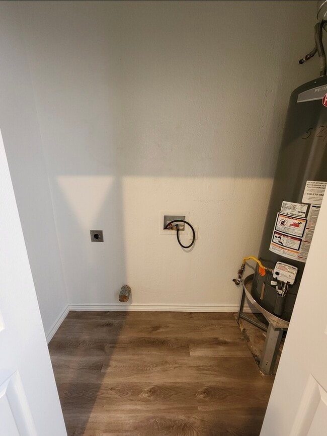 Building Photo - 3 bed 2 bath, move in ready!